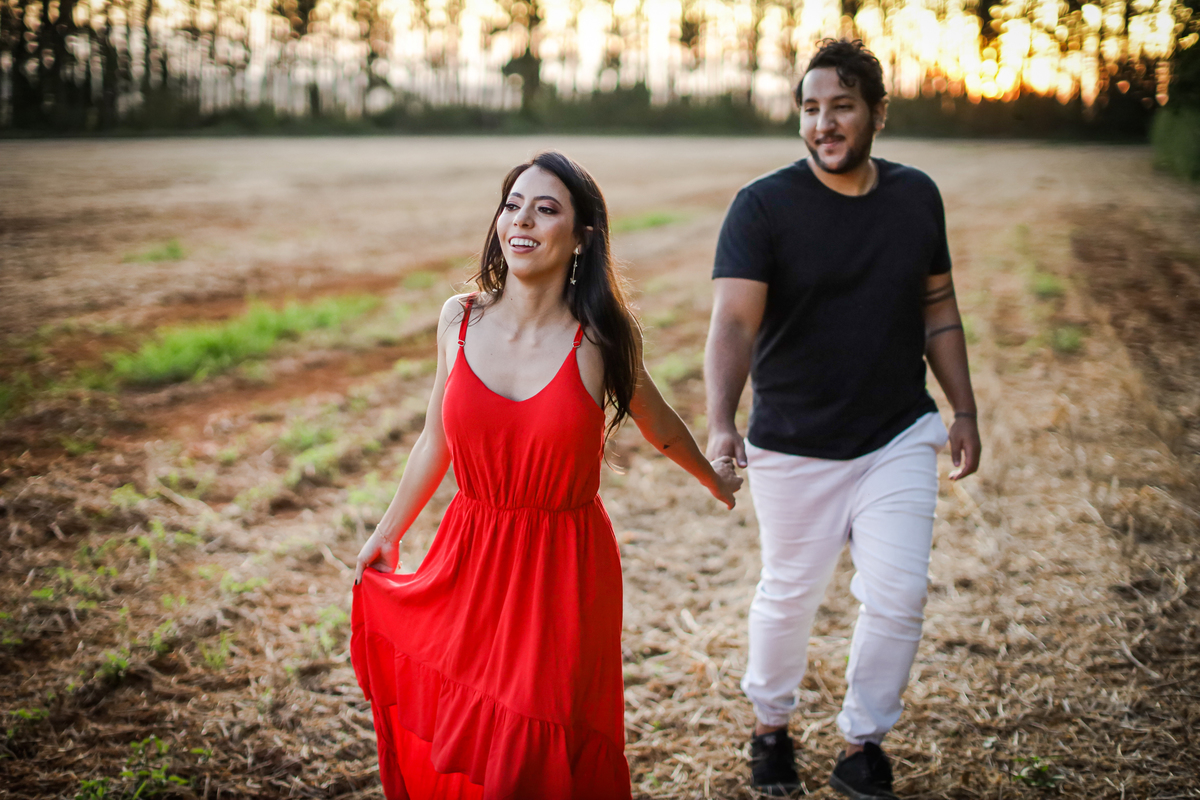 pre-wedding-ensaio-casal-namorados-retrato-fotografo-casamento-studio-externas-floresta-do-lobo-daniel-custodio-fotografias-foto-por-do-sol-natureza-uberlandia-cerimonia-mini-sorriso-make-noiva-noivo-criativo-amor-love-civil-aliança-anel-vestido-buque-