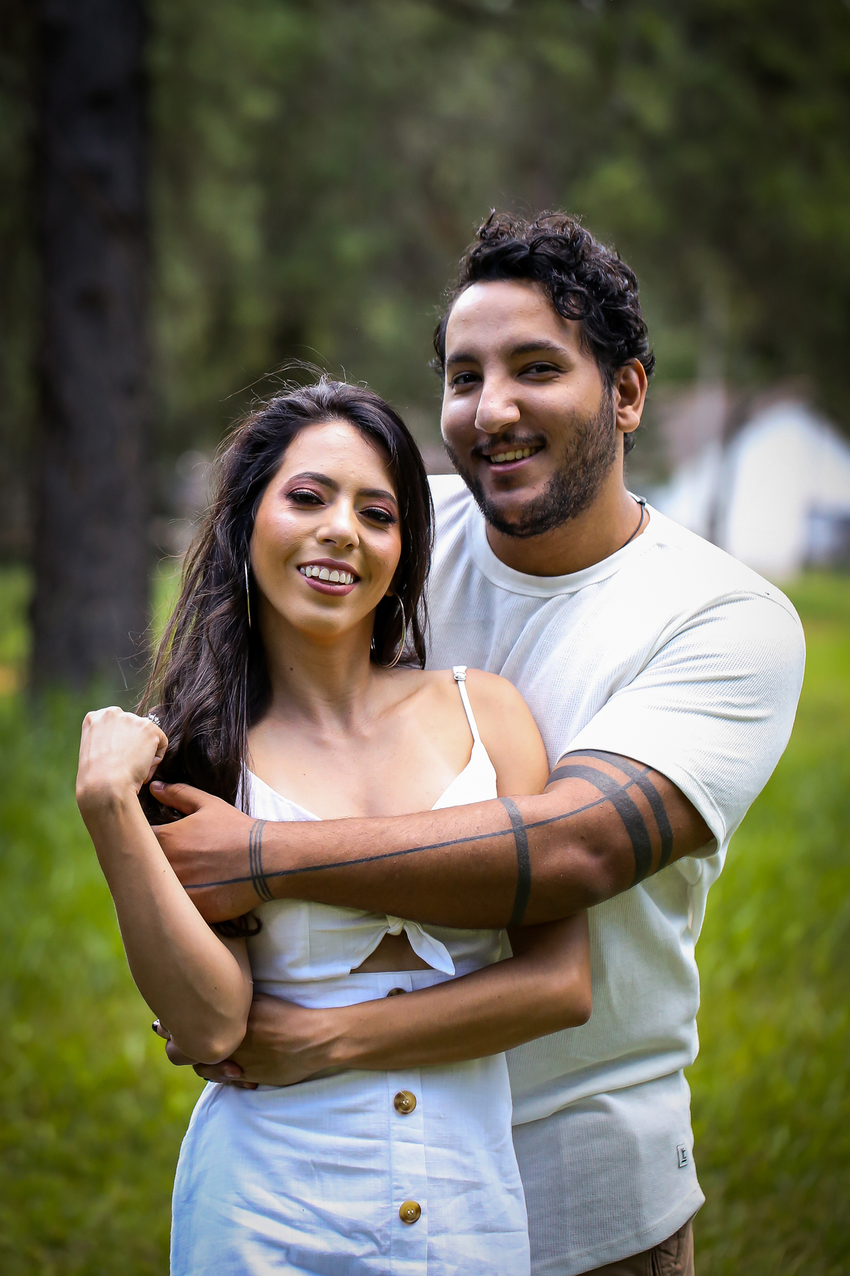 pre-wedding-ensaio-casal-namorados-retrato-fotografo-casamento-studio-externas-floresta-do-lobo-daniel-custodio-fotografias-foto-por-do-sol-natureza-uberlandia-cerimonia-mini-sorriso-make-noiva-noivo-criativo-amor-love-civil-aliança-anel-vestido-buque-