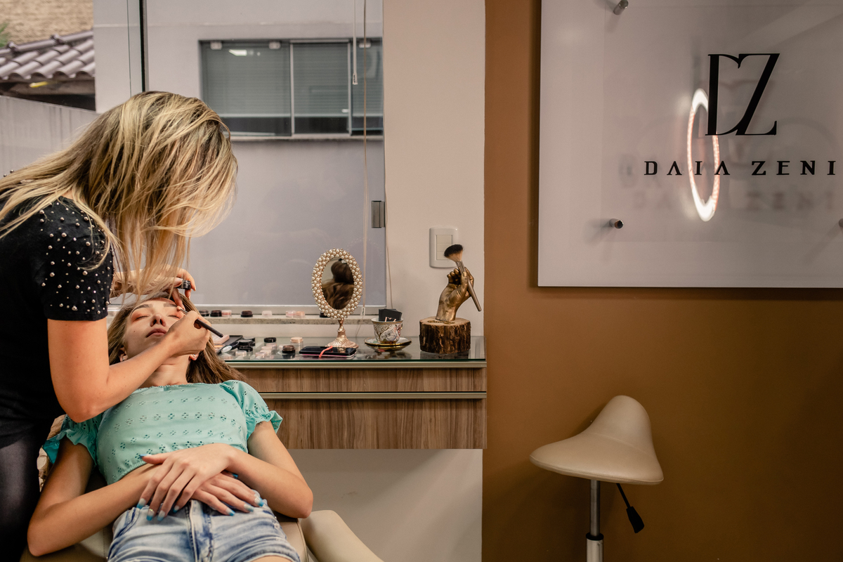 debutante fazendo a make 