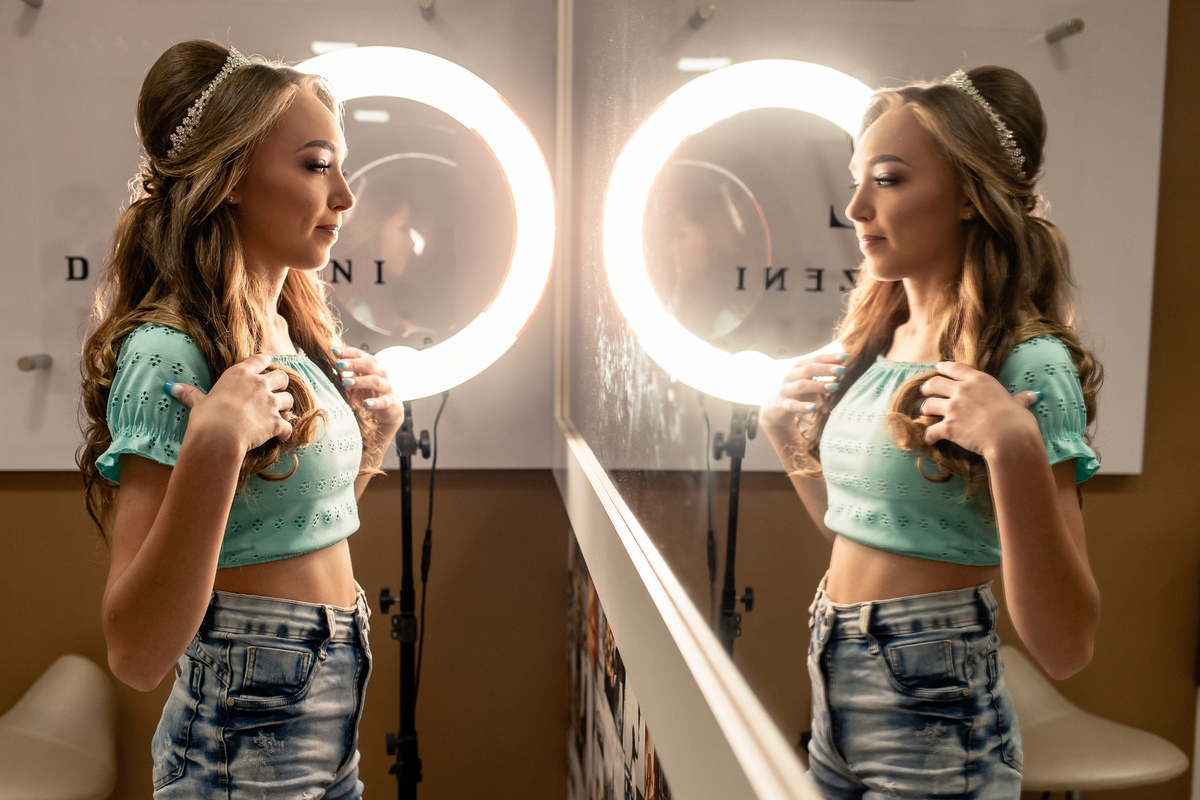 Debutante se olhando no espelho