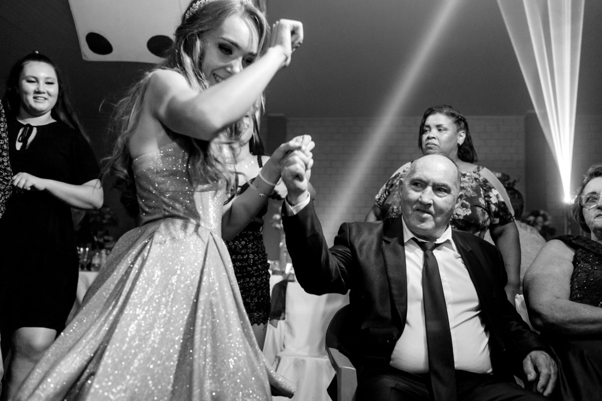 Debutante dançando com seu avô