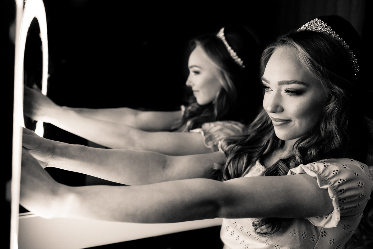 Debutante no ring light