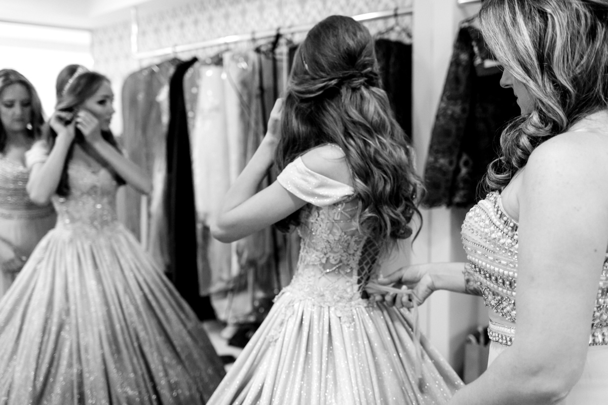 Mae ajudando a debutante