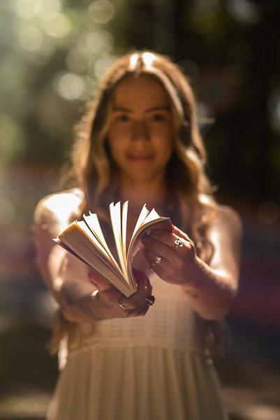 Priscila, terapeuta Holística. Trabalhamos nesse ensaio externo o Arquétipo do mago,( que busca unir conhecimento oculto a fim de compreender o universo) e o da Sábia (que busca autoconhecimento e reflexão)