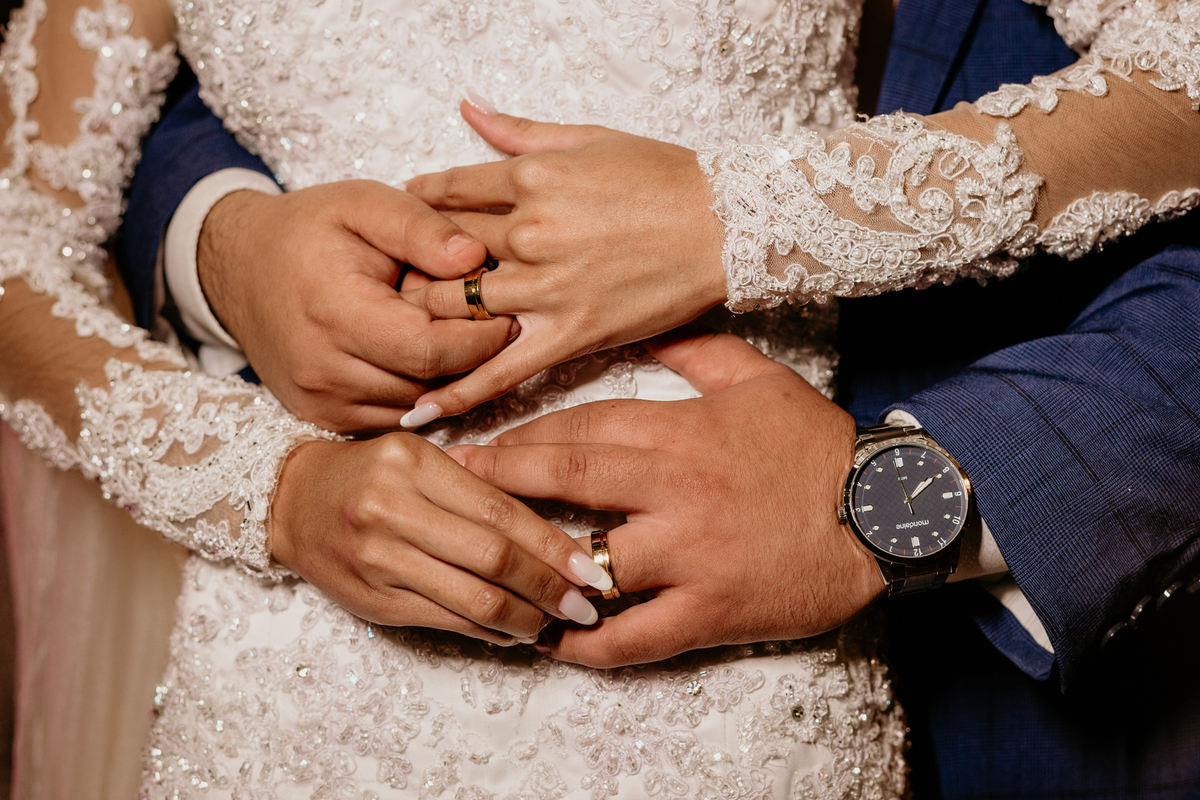 Casal trocando alianças