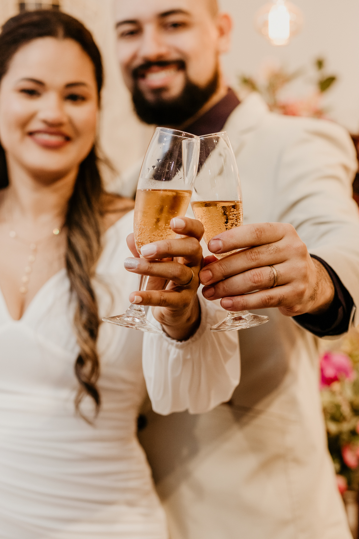 casal brindando