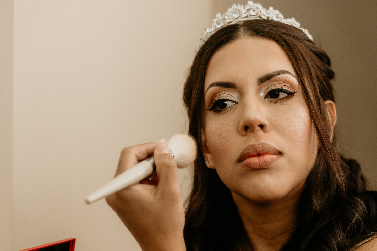 Noiva se maquiando