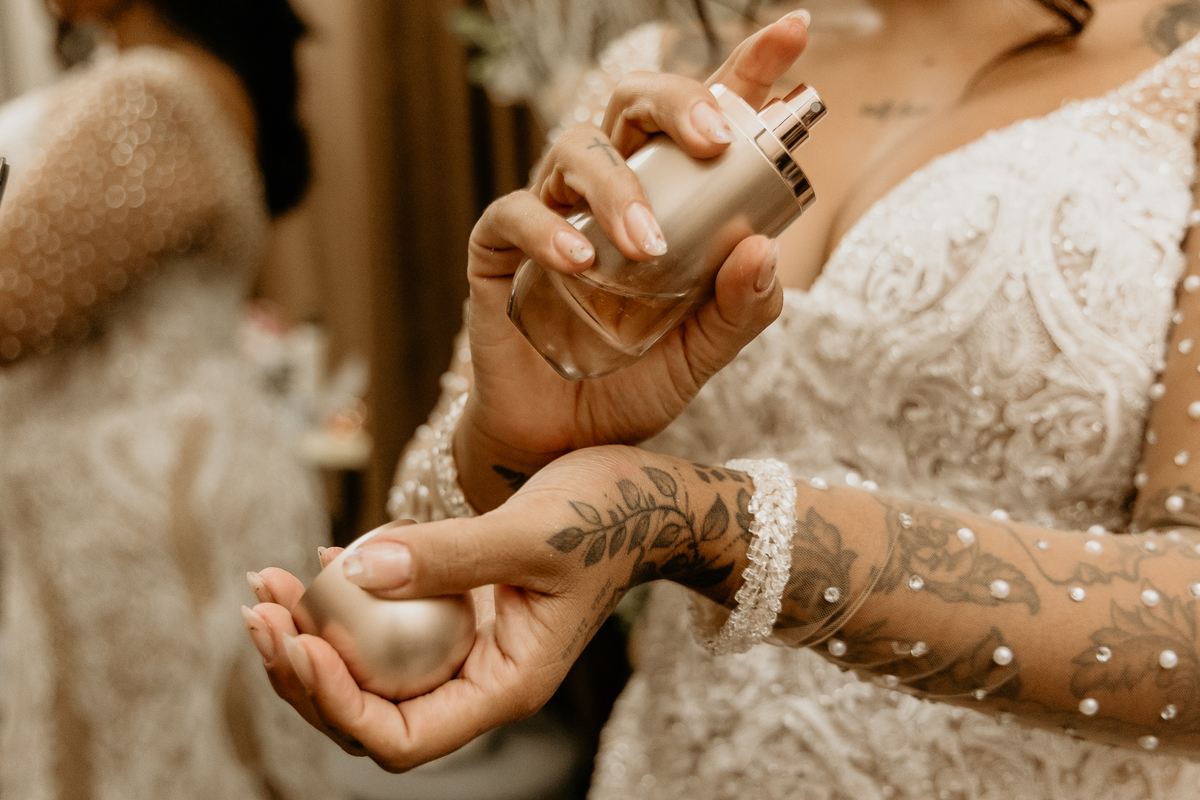 Noiva se perfumando
