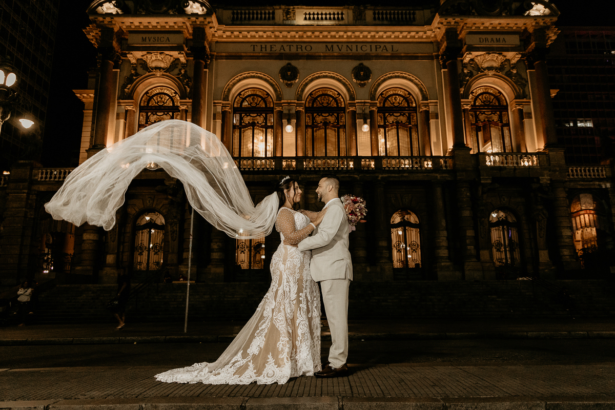 Noivos na frente do Teatro Municipal