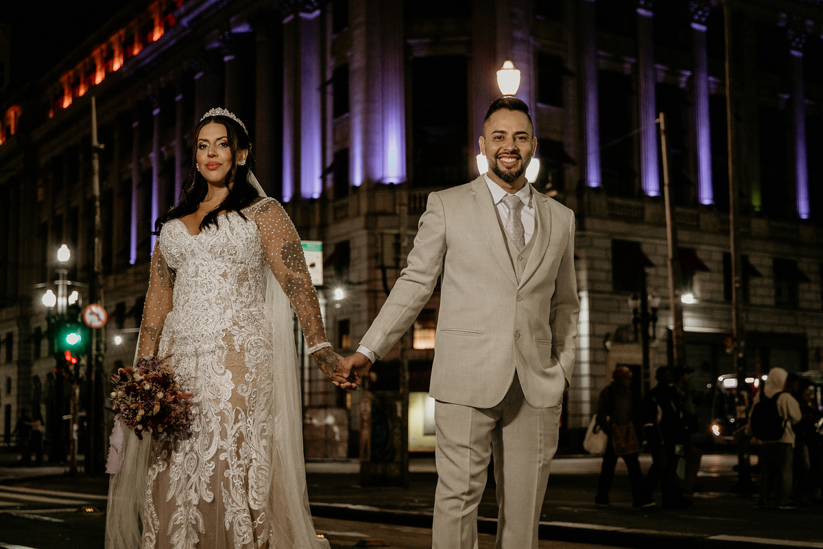 Foto dos noivos na frente do Shopping Light