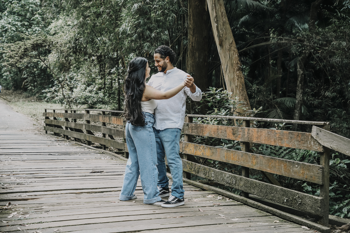 Casal dançando na ponte de madeira
