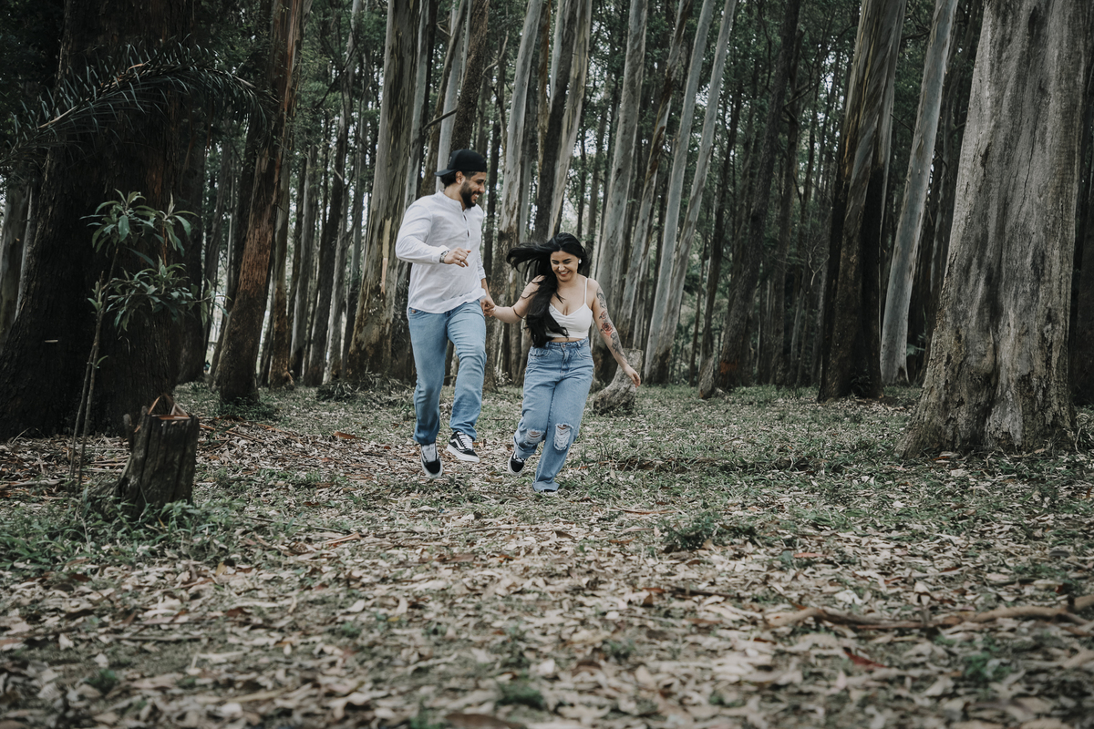 Casal correndo na floresta