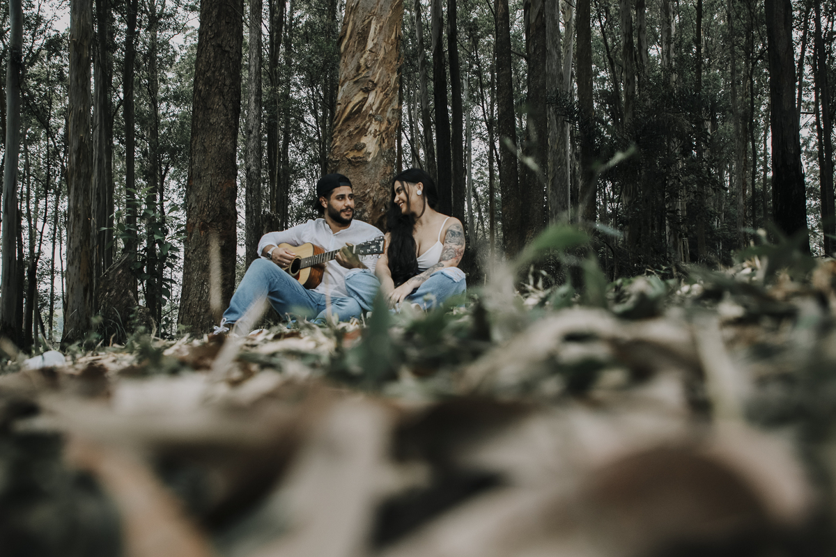 casal tocando violão e cantando
