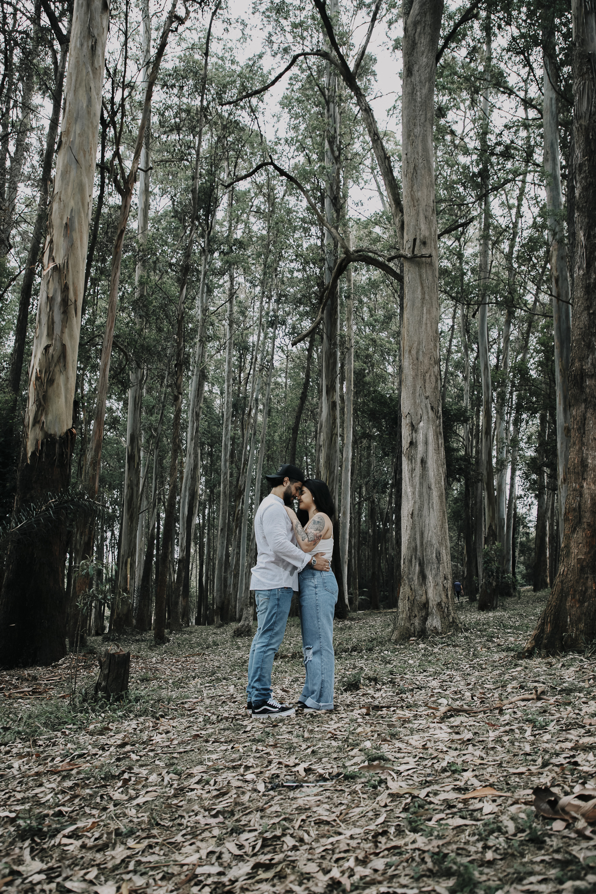 Casal em meio a natureza