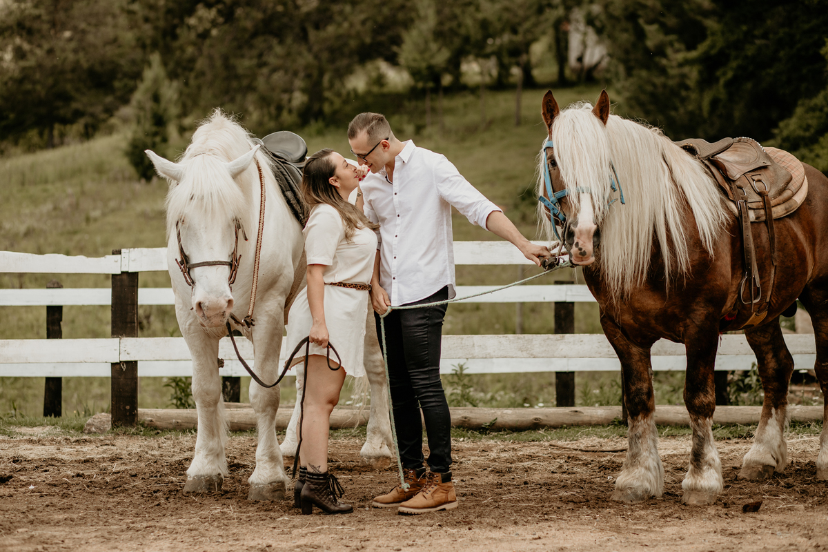 Foto de casal com cavalos