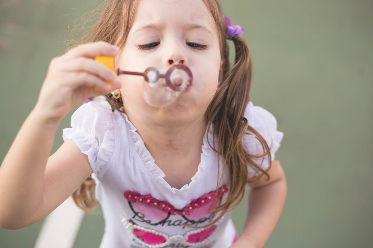 amiguinha fazendo bolhas