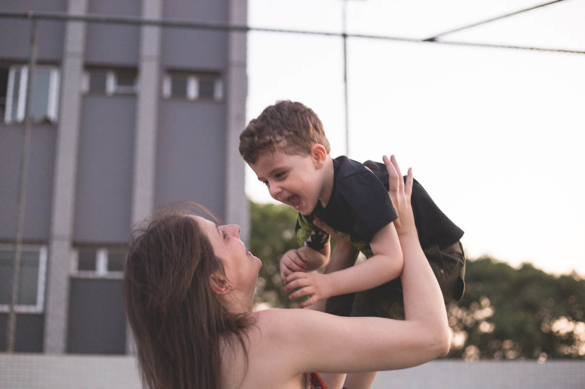 se divertindo com a mãe