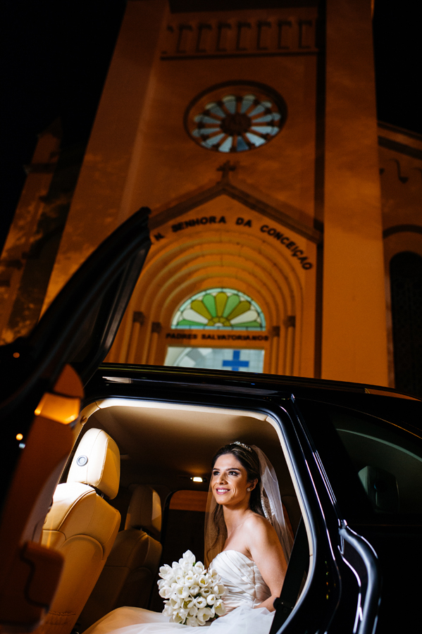Ansiedade da noiva pronta para entrar na igreja em Jundiaí