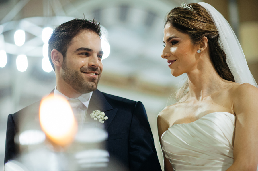 casal troca olhar apaixonado no altar