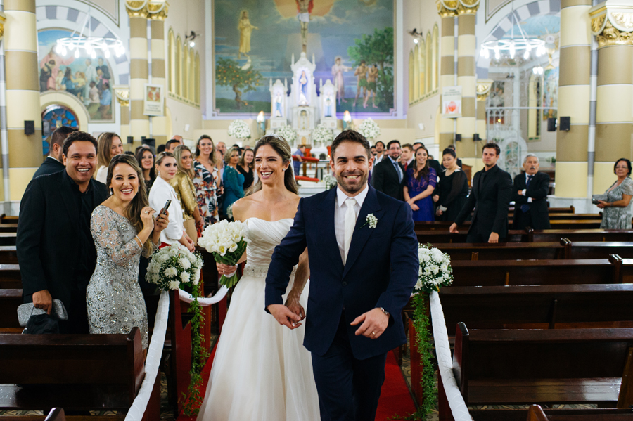 Noivos deixam a igreja felizes