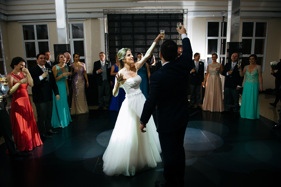 Casal faz brinde na pista de dança