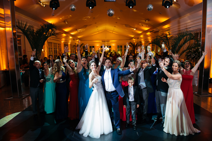 Casal e padrinhos faz brinde para fotos