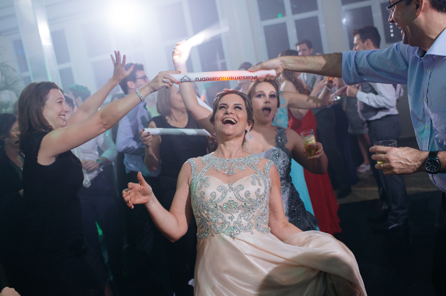 a mãe da noiva curtindo a balada