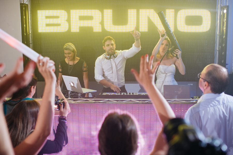 Noivo fazendo as vezes de DJ
