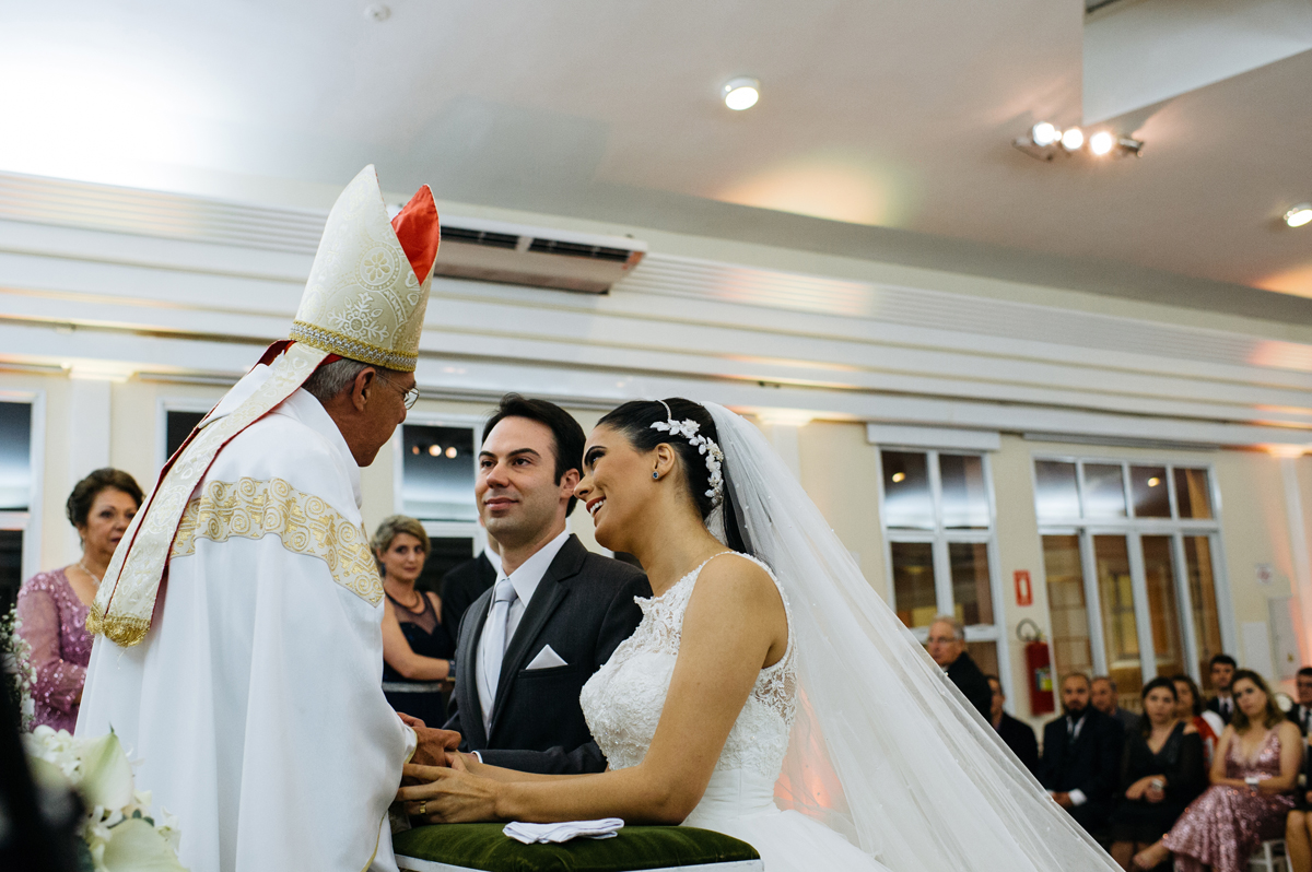 Benção do padre ao casal de noivos