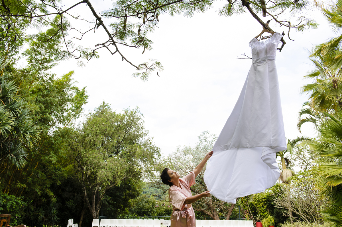 Mãe da noiva confere o vestido da filha