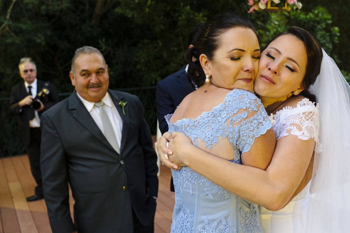 Noiva emocionada abraça a mãe