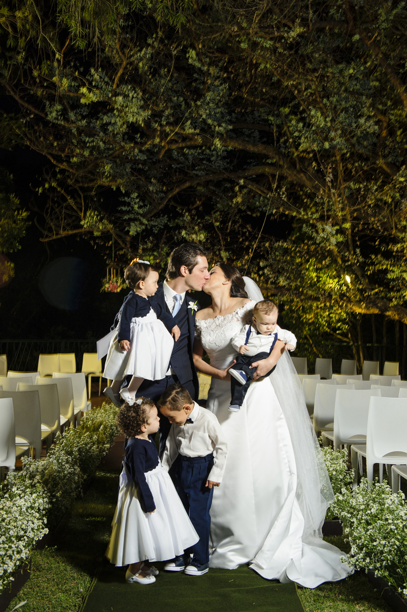 Noivos com os novinhos do casamento