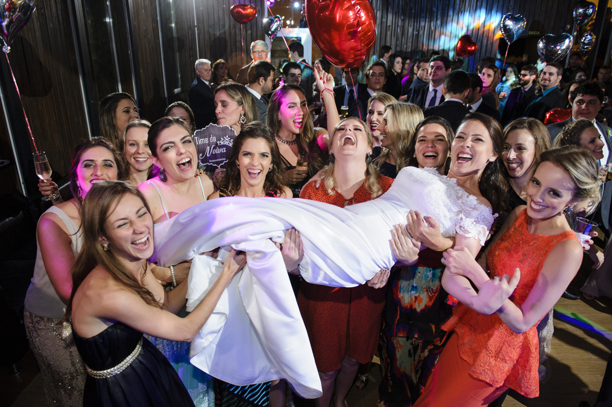 amigas carregam a noiva feliz