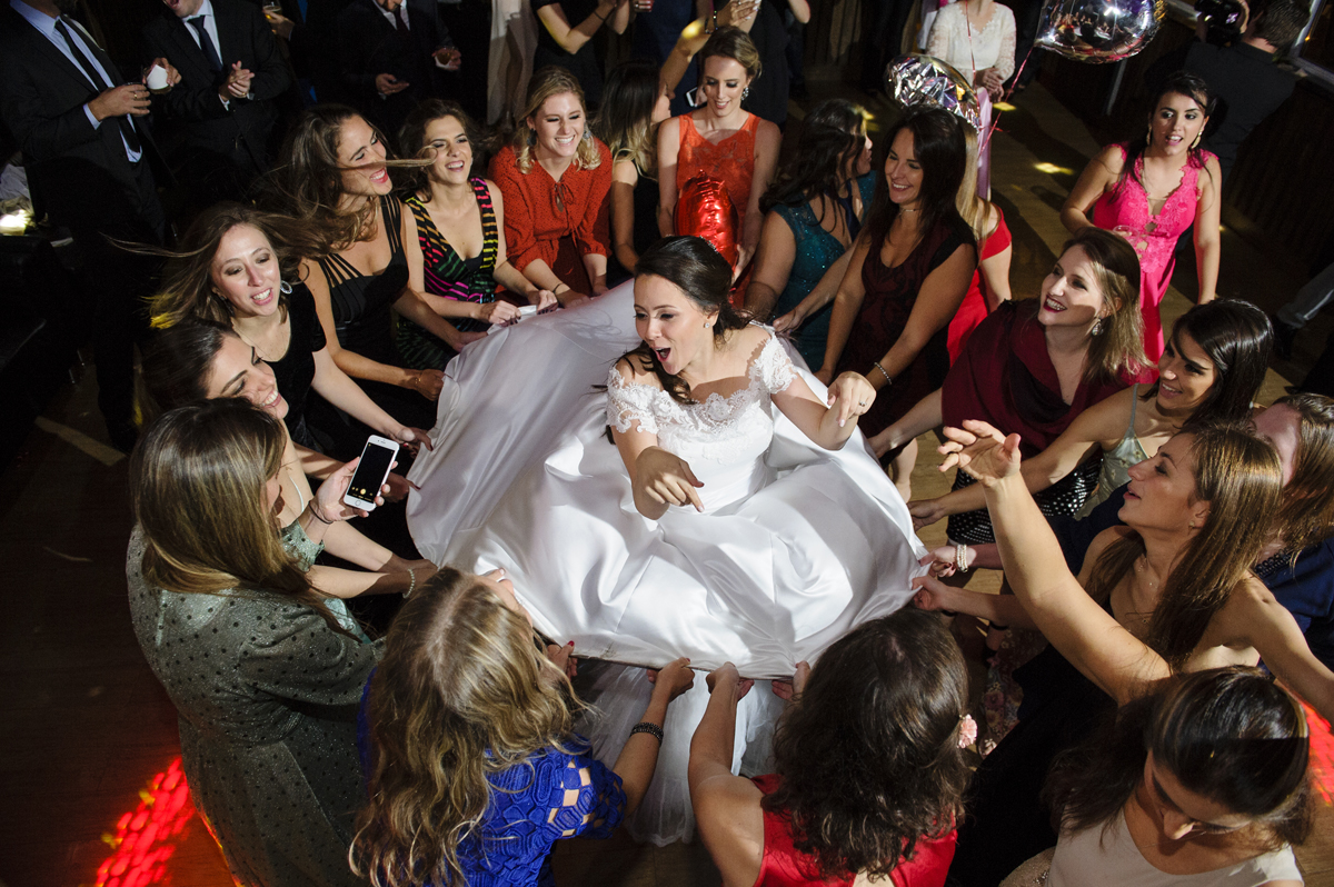 Brincadeira das meninas com a noiva na pista de dança