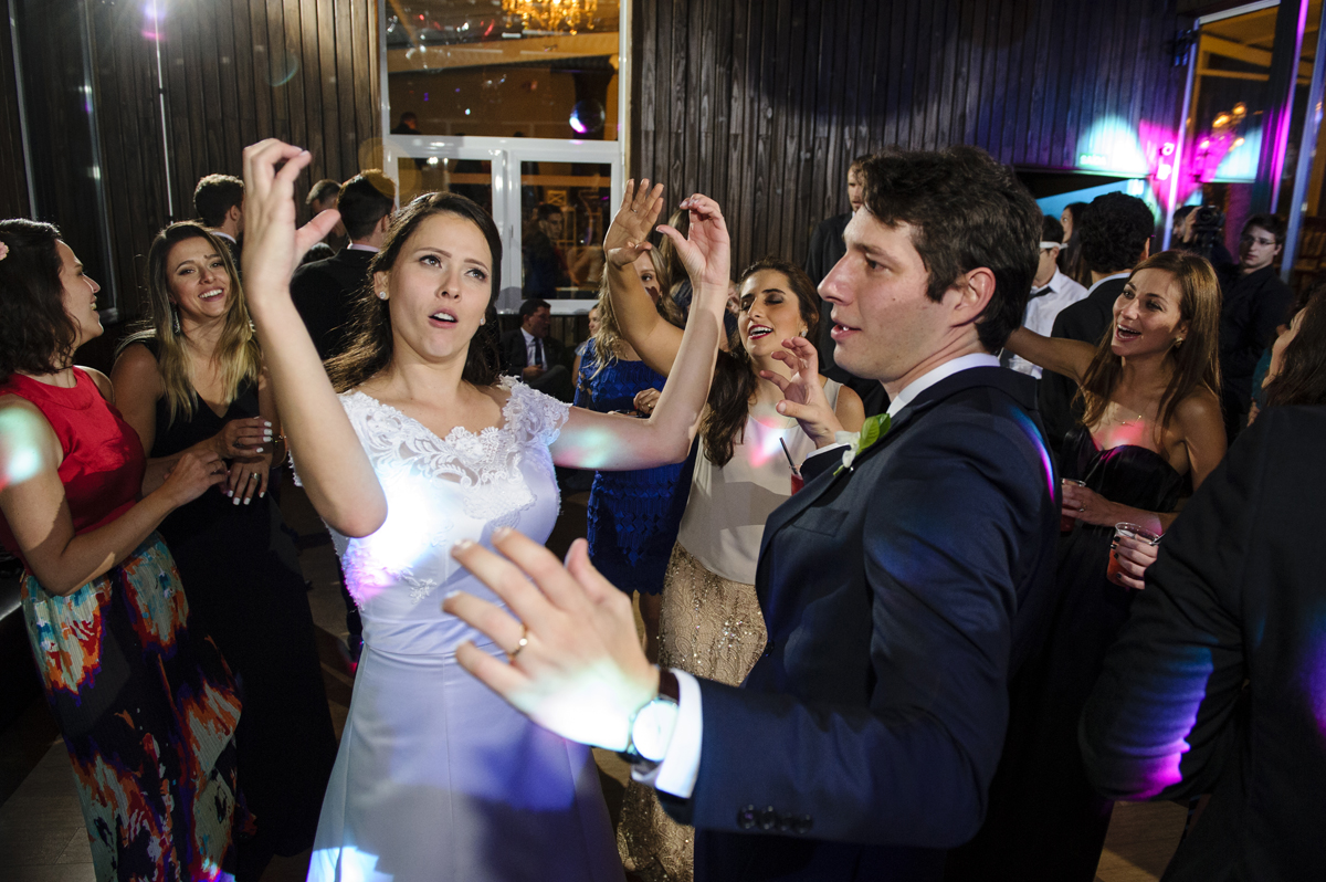 noios se divertem no casamento