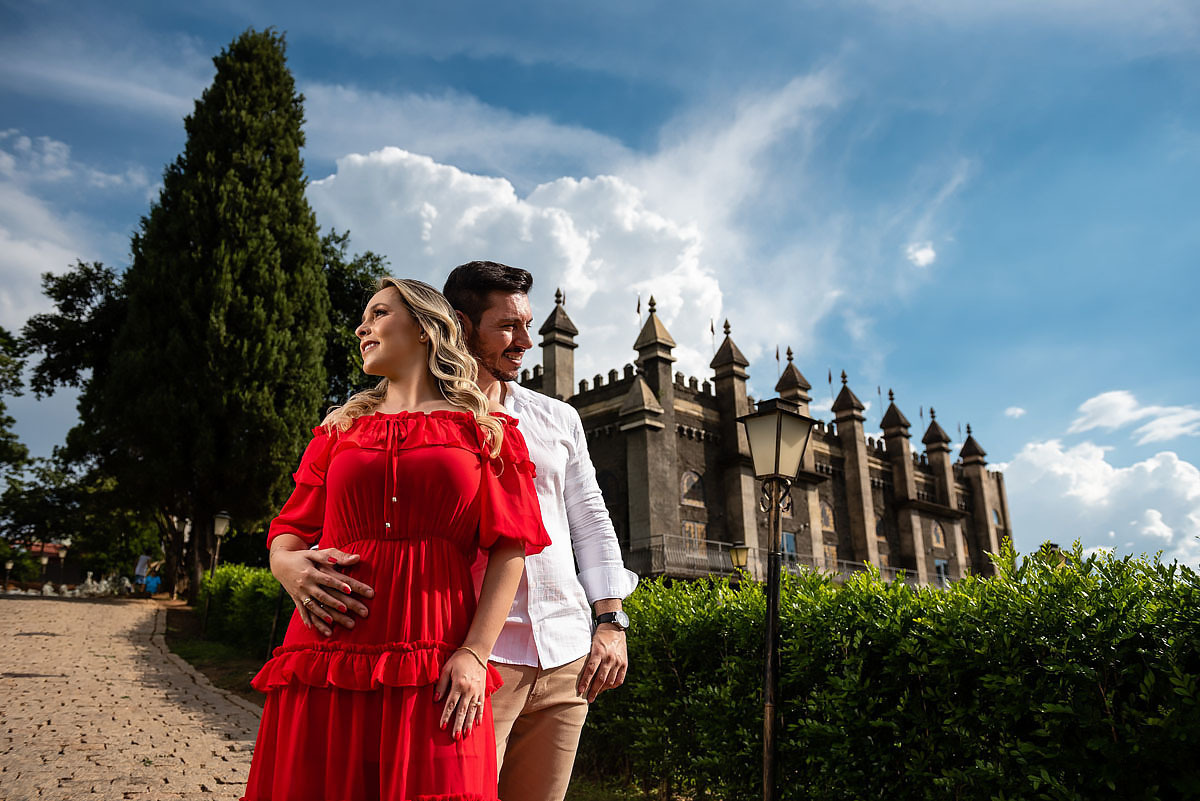noivos na frente do castelo