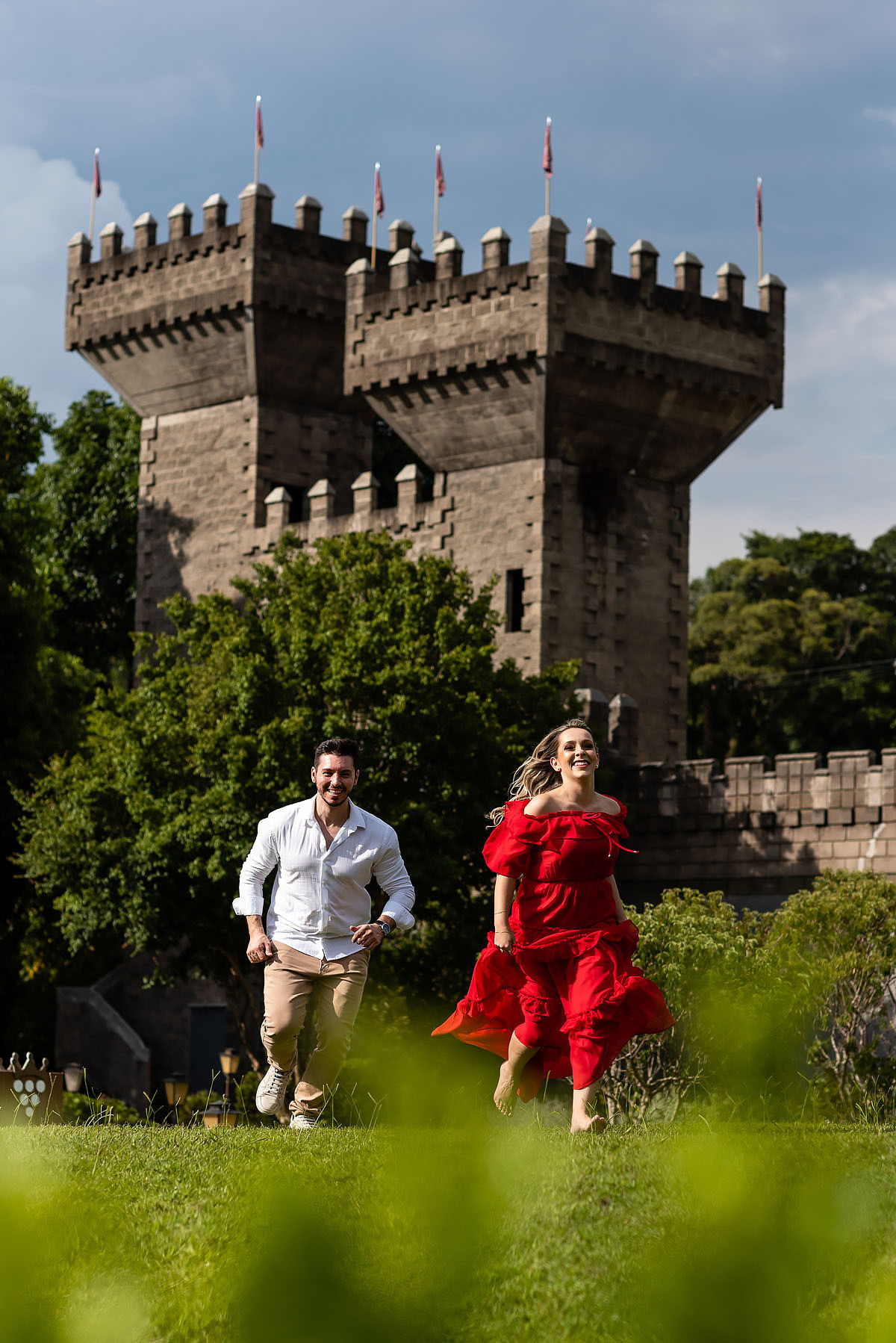 Casal se diverte em castelo medieval