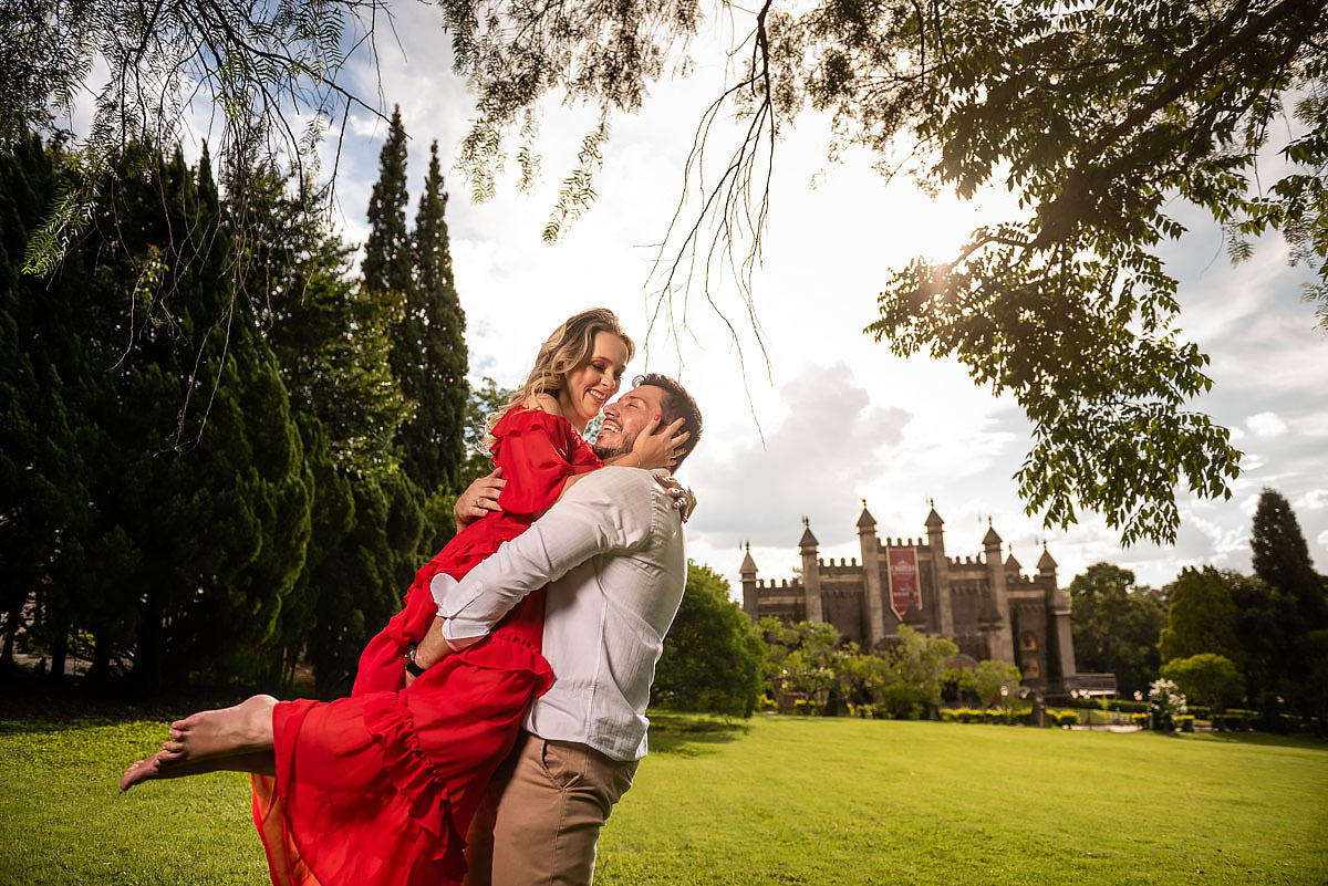 casal se abraçando em castelo medieval