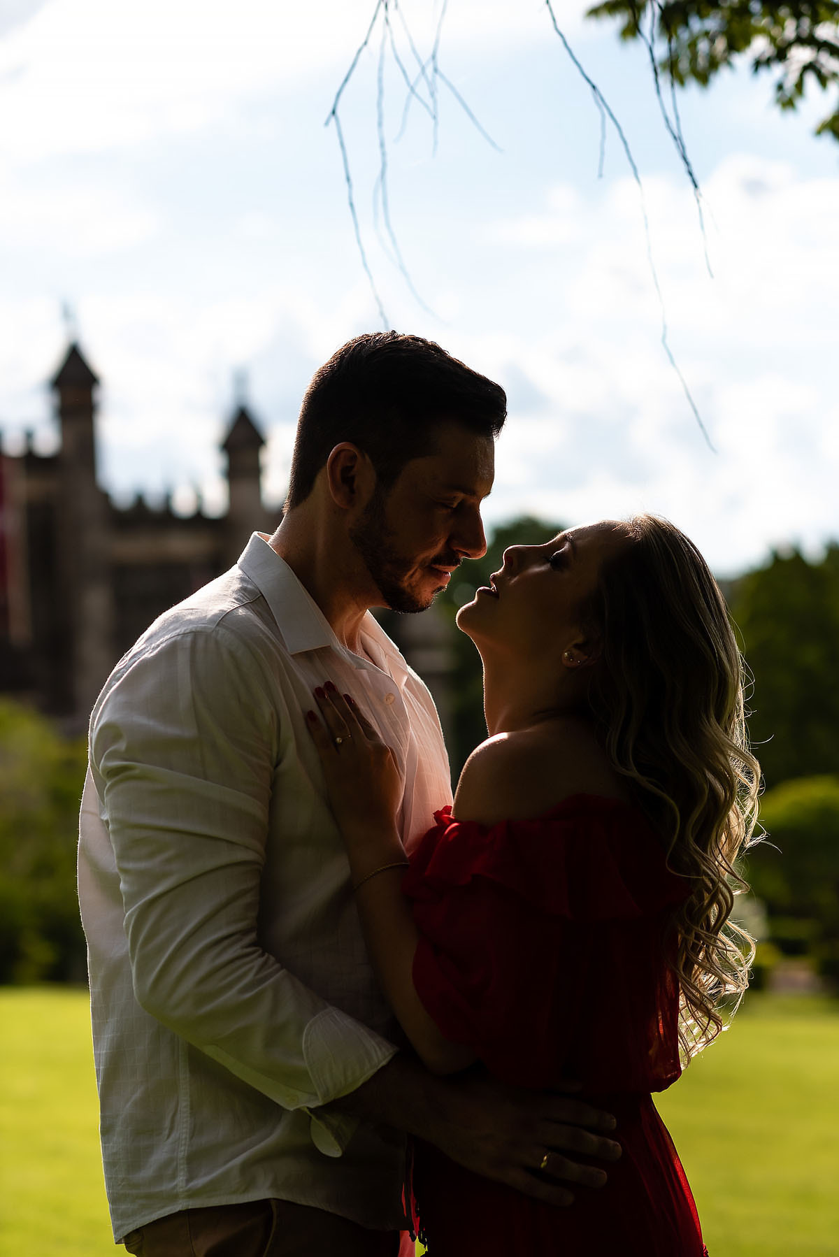 Silueta de casal em castelo