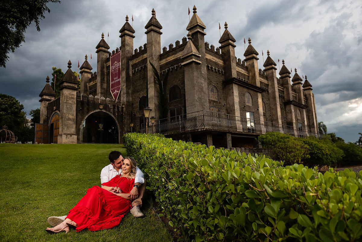 casal namora em gramado frente ao castelo