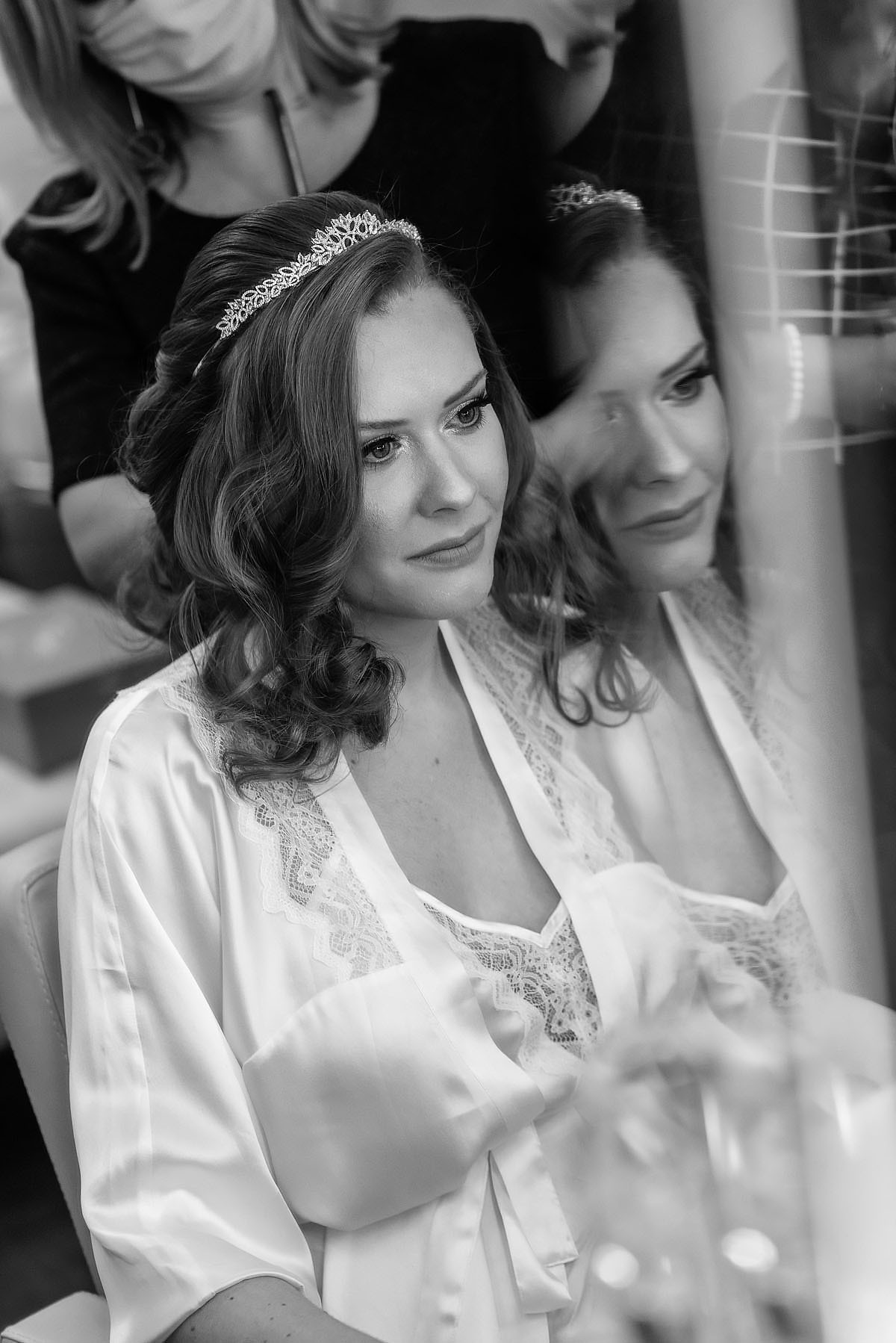 noiva se arruma no espelho