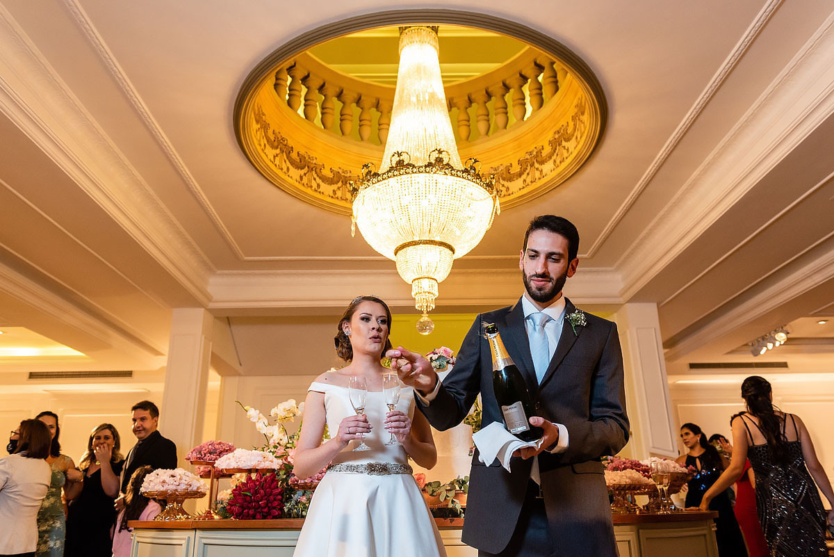 brinde na mesa dos noivos