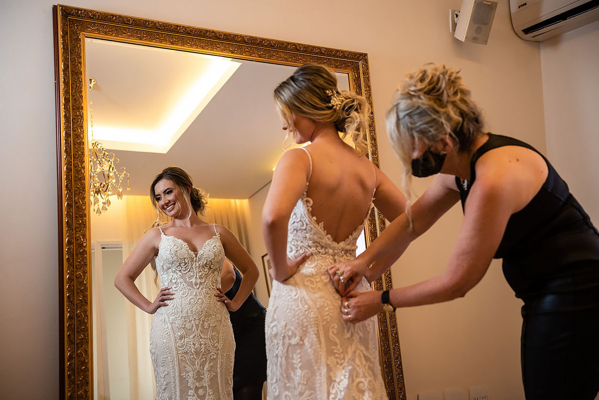 noiva fechando o vestido