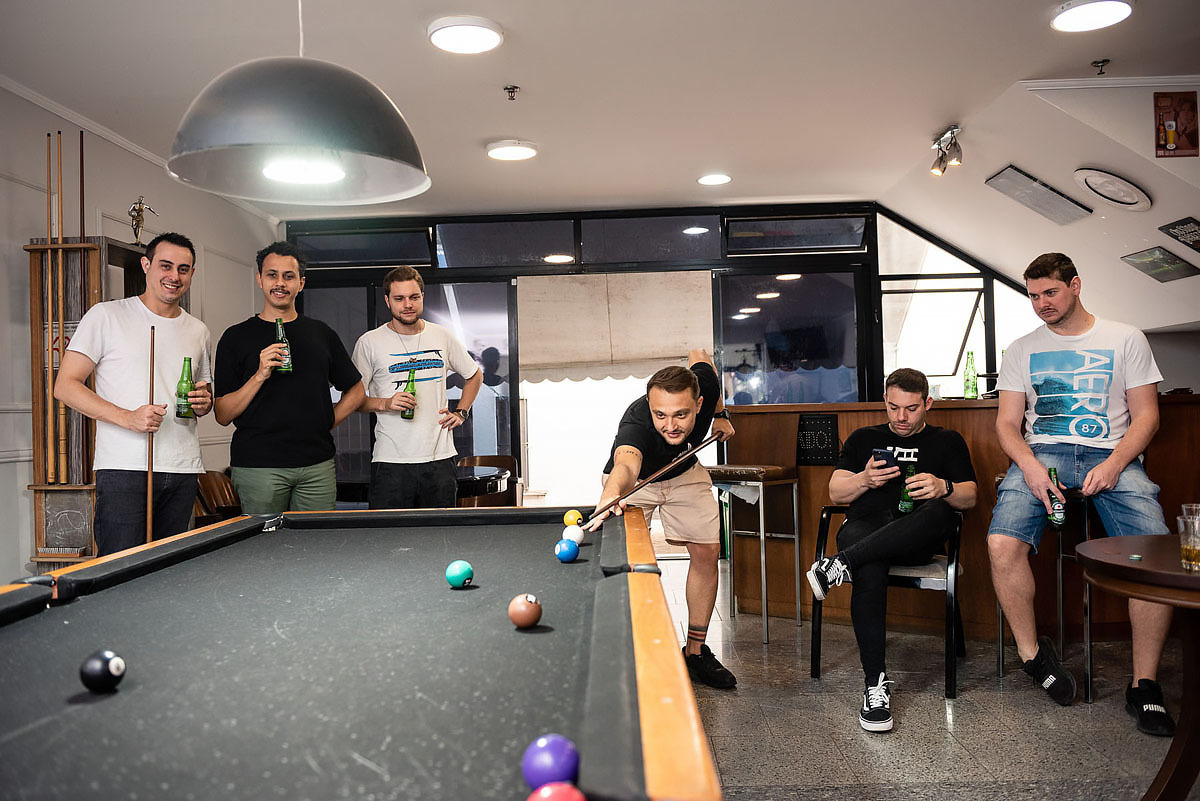 noivo e padrinhos jogando