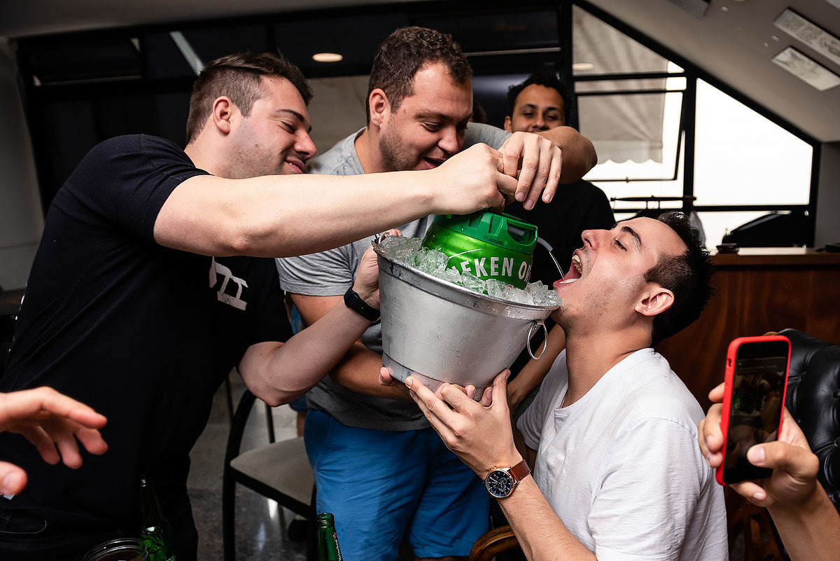 padrinhos bebem com o noivo