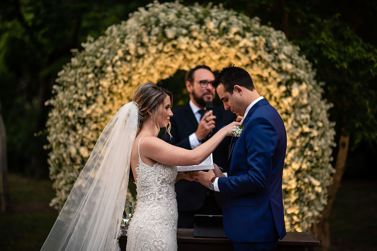 noiva ajeita gravata do noivo