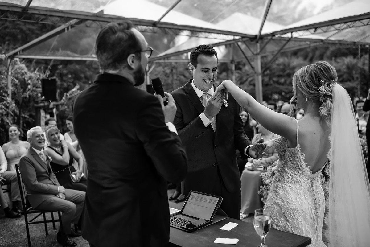 noivo beija aliança