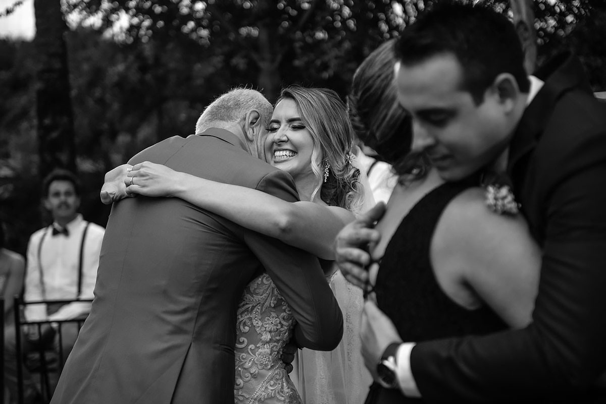 noiva abraça os pais