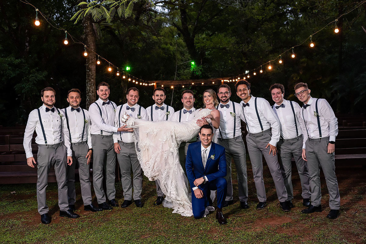 padrinhos carregam a noiva