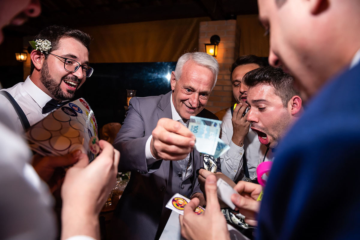 pai compra gravata do noivo